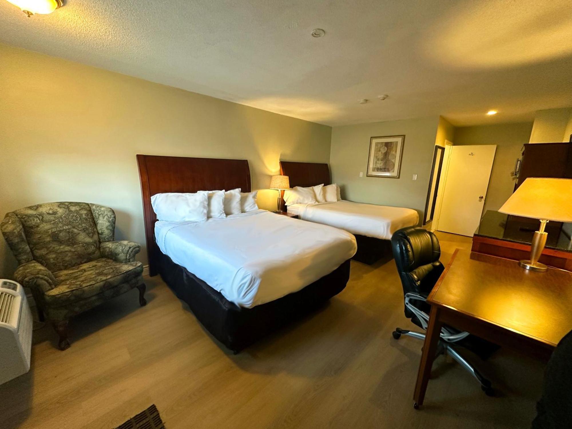 Riviera Inn And Suites 1000 Islands Gananoque Exterior photo
