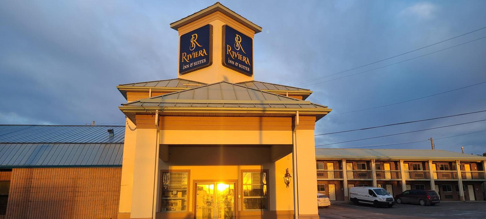 Riviera Inn And Suites 1000 Islands Gananoque Exterior photo